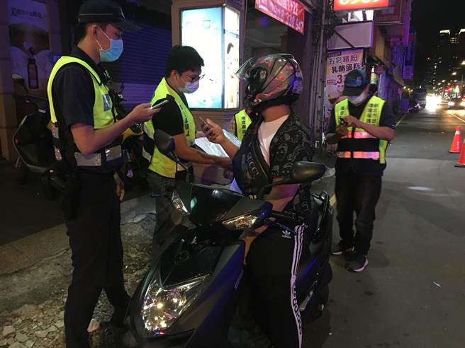 新北市新店分局与环保局27日晚间再度加强稽查，要遏止改装噪音车辆。（新店警分局提供）