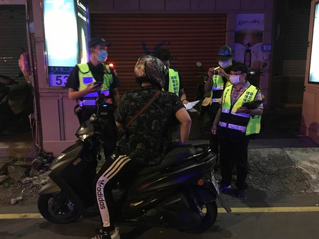 新北市新店分局与环保局27日晚间再度加强稽查，要遏止改装噪音车辆。（新店警分局提供）