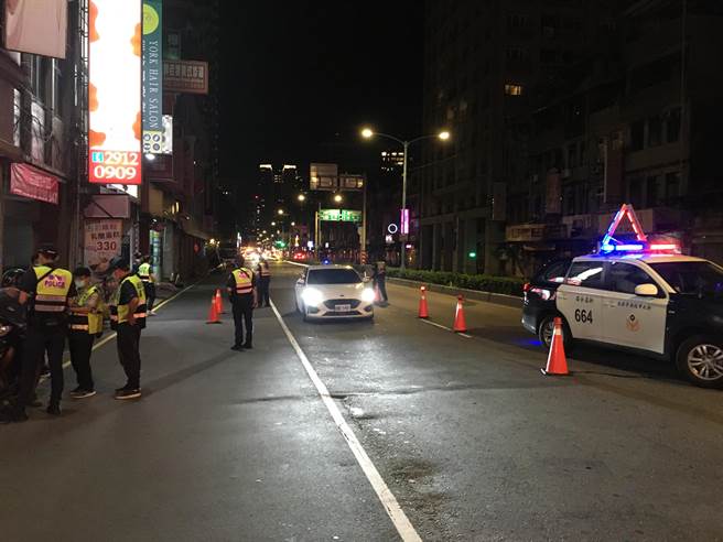 新北市新店分局与环保局27日晚间再度加强稽查，要遏止改装噪音车辆。（新店警分局提供）