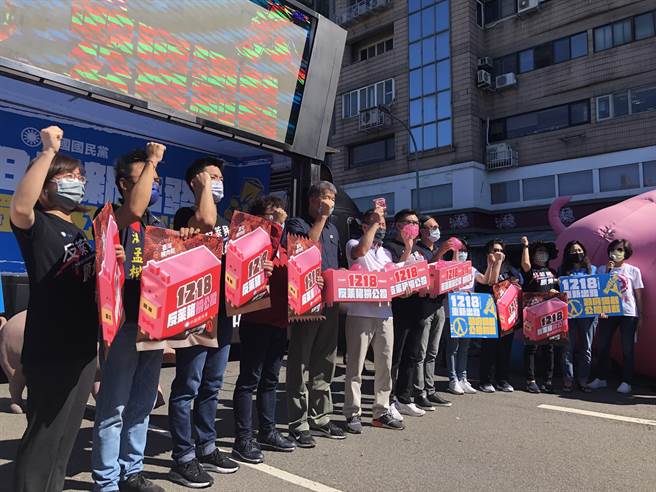 国民党今天在民进党对面希望广场举行户外记者会，党主席候选人江启臣、卓伯源、张亚中皆到场支持，朱立伦因另有行程无法前来。（赵婉淳摄）