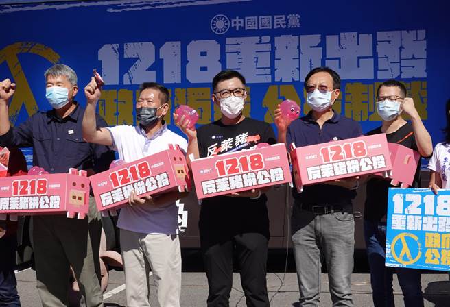国民党28日在北市希望广场举办「1218重新出发！政府独裁、公投制裁」活动，革实院长罗智强（右起）、党主席选举候选人卓伯源、公投领衔人江启臣、林为洲、党主席选举候选人张亚中出席，高举小猪扑满与台湾猪肉乾向民进党呛声，呼吁民眾1218出来投票反莱猪，用公投制止蔡政府错误决策。（姚志平摄）