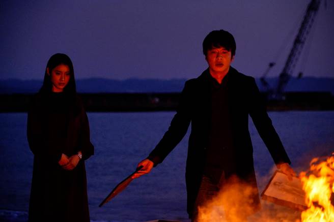 土屋太凤（左）与田中圭在《变调的灰姑娘》中，共谱一段看似童话般美好却逐渐走向崩坏的衝击故事。（CATCHPLAY提供）