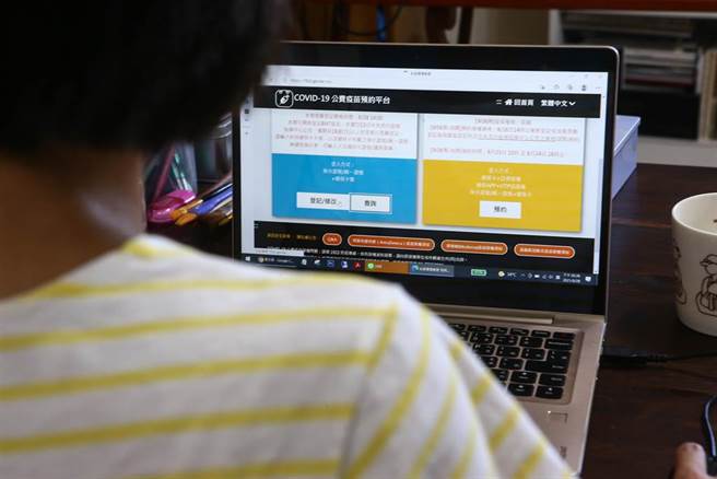 COVID-19公费疫苗预约平台自8月28日起将BNT疫苗纳入意愿登记选项，并维持开放18岁(含)以上民眾登记。28日下午2点一开放，就有民眾立刻抢先登记预约。（邓博仁摄）
