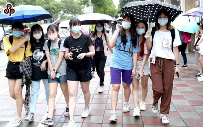 開學季將到來，大學師生未全面施打疫苗，擔憂群聚風險。圖為今年大學指考。（本報資料照）