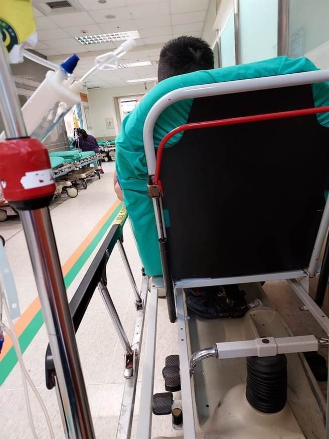 台南34岁男子打完高端疫苗后二度送急诊，男子友人无奈在脸书发文表示副作用一直在。（摘自台南爆料公社）