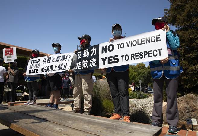 随着新冠疫情的暴发和蔓延，美国社会针对亚裔群体的歧视和暴力伤害事件激增。（中新社）