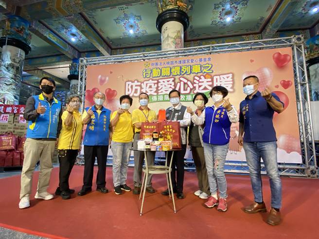 桃园护国宫捐赠百万物资给因疫情陷困的弱势家庭，桃园市长郑文灿28日代表受赠。（蔡依珍摄）