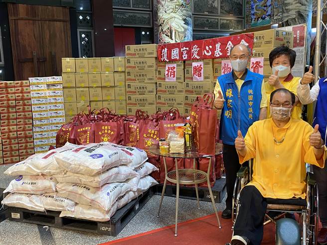 桃园护国宫捐赠百万物资给因疫情陷困的弱势家庭，议员苏家明和妻子护国宫爱心基金会副董事长陈淑云联袂出席。（蔡依珍摄）