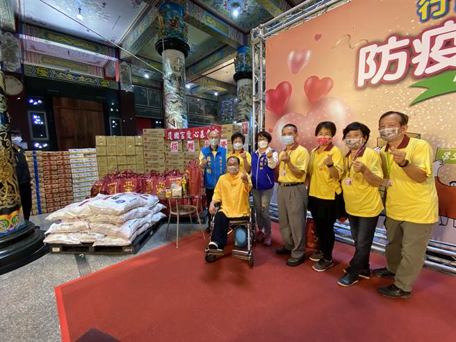 桃园护国宫捐赠百万物资给因疫情陷困的弱势家庭。（蔡依珍摄）