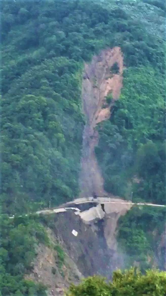 南投县仁爱乡员警到力行产业道路崩塌现场发现，道路崩塌仅剩一公尺路面范围，担心居民冒险行走，道路两端设封锁线，禁止民眾通行。（南投县府提供／卢金足南投传真）