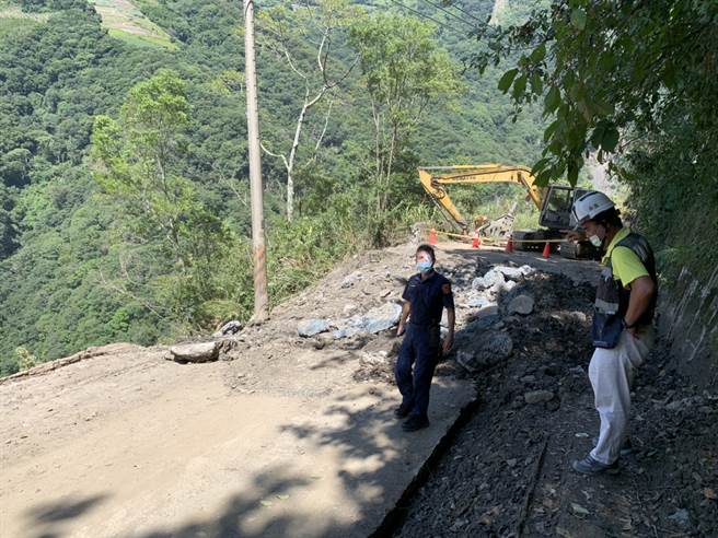 南投县仁爱乡乡道投89线的力行产业道路，发生严重崩塌，县府工务处评估可能要2年工程时间才能完成修復。（南投县府提供／卢金足南投传真）