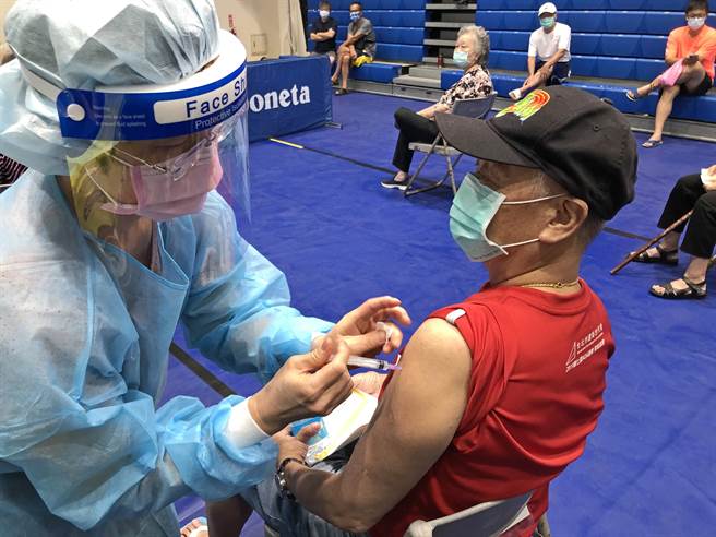 金門縣府今天再於本島4鄉鎮開設大型接種站，替65歲以上長者施打第2劑AZ疫苗，全天共有1485人完成接種。（李金生攝）