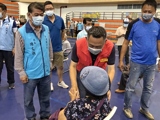 楊鎮浯縣長訪視大型接種站作業情況，提醒長鄉親要多喝水和多休息。（李金生攝）
