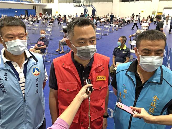 楊鎮浯也呼籲中央盡快配發第2劑疫苗，讓後續準備接種第2劑疫苗的鄉親可以安心。（李金生攝）