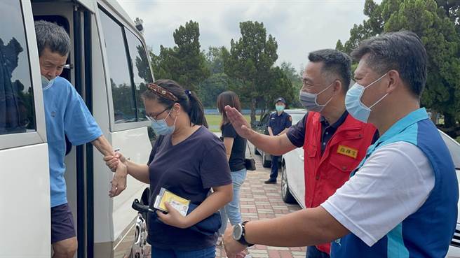 縣府延續先前廣獲好評的服務，再度啟動專車接送並採分區、分流，分時接種，讓鄉親在指定時間之內到達大型接種站，避免群聚或壅塞情況。（縣府提供）