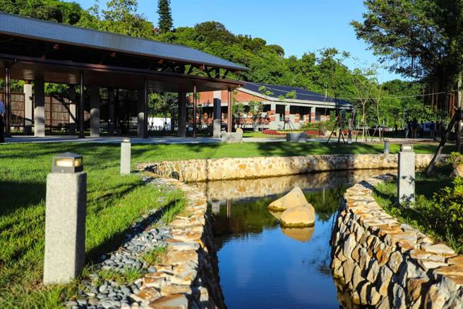 新北市長侯友宜今（28日）傍晚前往視察中山溫泉公園視察。（新聞局提供）