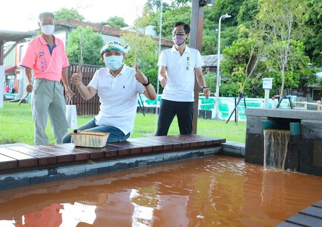 新北市長侯友宜今（28日）傍晚前往視察中山溫泉公園視察。（新聞局提供）