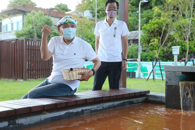 新北市長侯友宜今（28日）傍晚前往視察中山溫泉公園視察。（新聞局提供）
