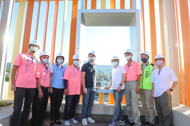 新北市长侯友宜28日下午前往视察金山立体停车场工程，停车场斥资4亿859万元兴建，预计于8月30日完工。（新北市新闻局提供／叶书宏新北传真）