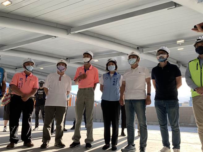 新北市长侯友宜28日下午前往视察金山立体停车场工程，停车场斥资4亿859万元兴建，预计于8月30日完工。（新北市交通局提供／叶书宏新北传真）