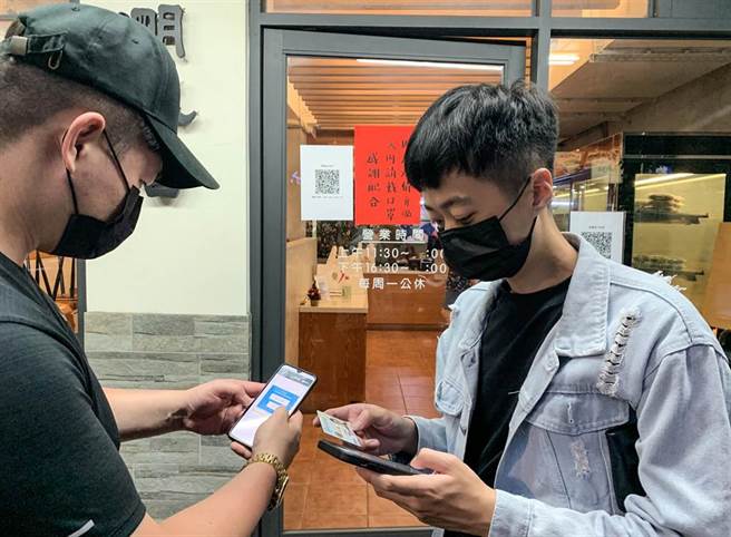 COVID-19公费疫苗预约平台自8月28日起将BNT疫苗纳入意愿登记选项，并维持开放18岁(含)以上民眾登记。28日一开放，有年轻人就地用手机预约登记。（邓博仁摄）