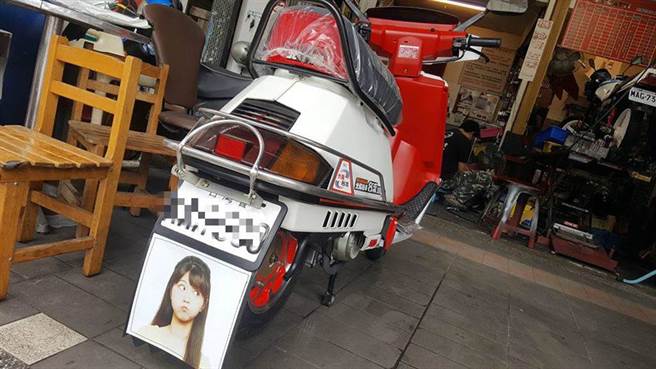 立委高嘉瑜先前就被粉丝将大头照放在挡泥板上，让高本人看到笑说「路上请保持距离，不要随便亲上去」。（资料照）