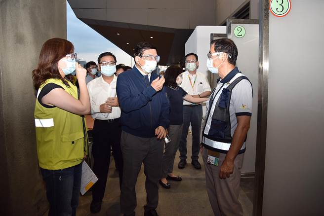 交通部长王国材（中）28日前往桃园机场，视察南跑道道面刨铺完工情形，及台帛旅游泡泡防疫清消作业。（机场公司提供）