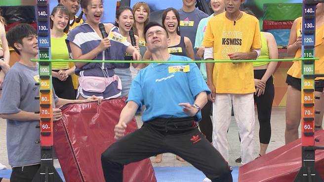 小钟挑战「凌波舞」。（民视提供）