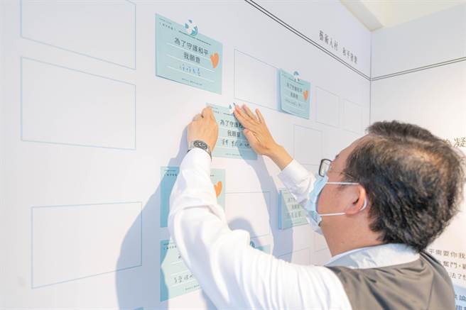 开幕茶会中，郑文灿在现场写下「耕耘土地」和平宣言（桃园新闻处提供／萧灵玺桃园传真）