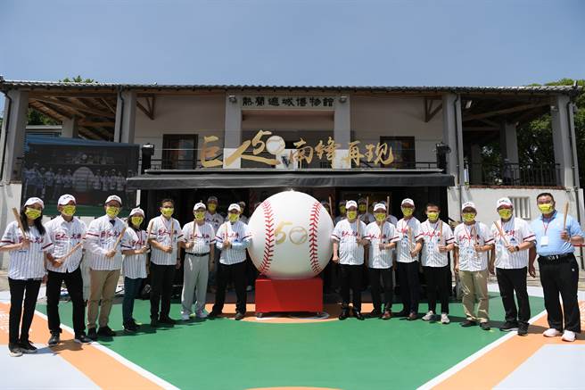 巨人少棒世界冠军50周年，副总统赖清德(前排右七)、台南市长黄伟哲(前排左七)、工研院院长刘文雄(前排右六)与立委林宜瑾、林俊宪及郭国文(左一至左三)、合作厂商及第一代巨人少棒球员等亲自出席庆贺。(大会提供)