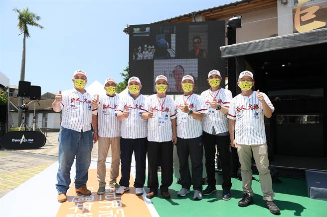 巨人少棒世界冠军50周年，第1代队员齐聚一堂。后排由左至右为魏景林、吴智雄、陈金铅、蔡顺全、​沈清文、叶志仙、吴诚文等六名球员齐聚。移居海外的李文崇(上)及李泉成(下)也跨海视讯参与同框。(大会提供)
