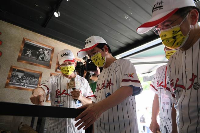 副总统赖清德(中)及工研院院长刘文雄(右)听取第一代巨人少棒球球员、现任​工研院资深副总吴诚文介绍巨人少棒文物展。(大会提供)