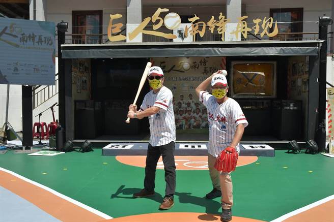 工研院院长刘文雄(左)与第一代巨人少棒球员、现任工研院资深副总监暨南分院执行长吴诚文打造科技运动产业。（大会提供）