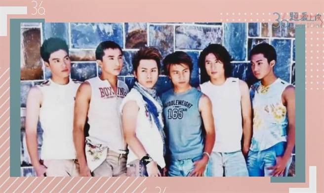 小刀（右2）在《36題愛上你》上秀出5566剛出道的照片。（公視提供）