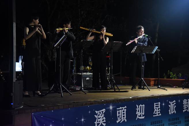 观星活动期间每周六晚间7点到9点都会有音乐表演，并有观星老师导览，让大家认识闪耀星光。（南投县府提供／卢金足南投传真）