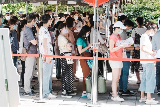接種站27日一早就有大批民眾依照預約時間前來排隊，等候施打疫苗。(郭吉銓攝)