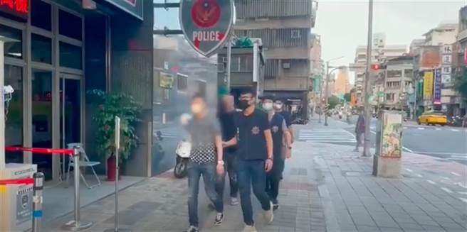 西门町某影院林姓员工，28日凌晨4时许，发现李姓等人带着外食饮料准备进入，上前提醒反遭对方5人围殴、痛打。（影片截图）
