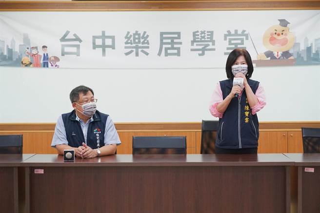 台中市西屯區公所區長陳寶雲（右）表示，社區落實住戶居家檢疫及社區防疫政策，才能有效且快速的避免疫情擴大。（盧金足攝）