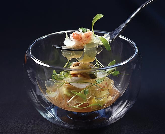 〈胭脂蝦．淡菜．河粉〉以柴魚高湯作的條狀晶凍，搭配胭脂蝦、馬祖淡菜，再加上香菜苗融合整個味道。圖／姚舜
