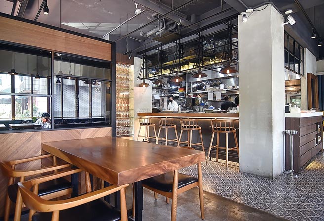 開在台北市敦化商圈的〈T＋T〉，廚房為開放式設計，坐在吧台的客人可近距離與廚師互動。圖／姚舜