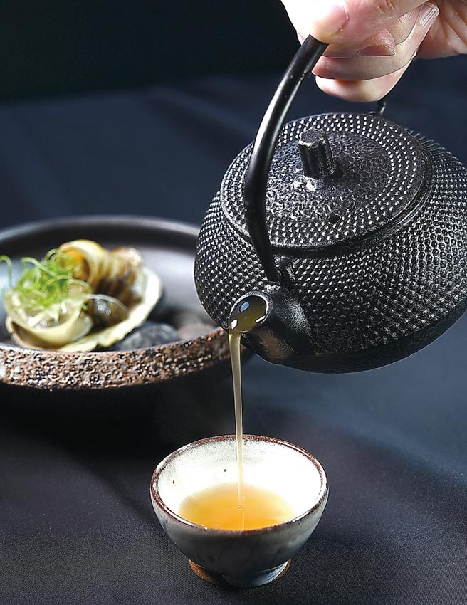 享用〈鮑魚．煎餃．花雕〉時，可搭配為這道菜特別設計的〈澄清雞湯〉，一菜雙饗、考慮周到。圖／姚舜