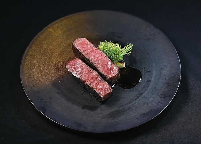 〈和牛．山藥．牛舌〉香煎和牛下襯著一塊慢煮15小時的牛舌、炭烤山藥。圖／姚舜