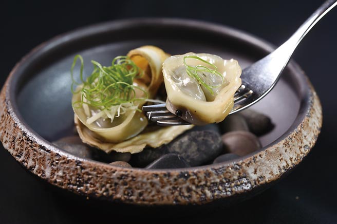 〈鮑魚．煎餃．花雕〉煎餃的內餡是用鮑魚肝製成。圖／姚舜