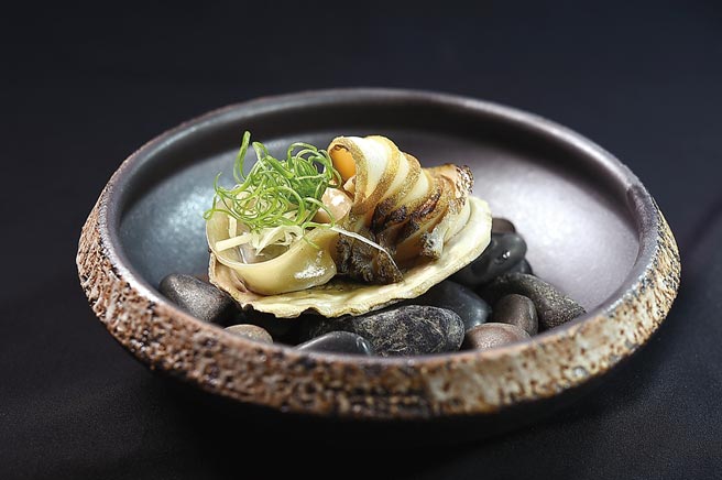 〈鮑魚．煎餃．花雕〉選用南非鮑魚，先清蒸、後炭烤，再切成薄片呈現。圖／姚舜