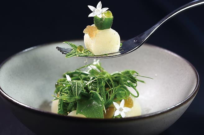 〈竹筍．龍鬚．鹹豬肉〉是用鹹豬肉和酸奶作的肉醬為汆燙後的時蔬提味。圖／姚舜