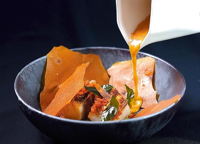 〈秋姑．叻沙．南瓜〉的提味醬湯是用香茅、南薑等，再加上南瓜、鮮蝦燉煮的叻沙汁。圖／姚舜