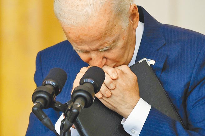 阿富汗喀布尔机场恐攻引爆美国总统拜登的政治危机。共和党国会议员纷纷要求拜登要为美国人在喀布尔身亡负责。（路透）