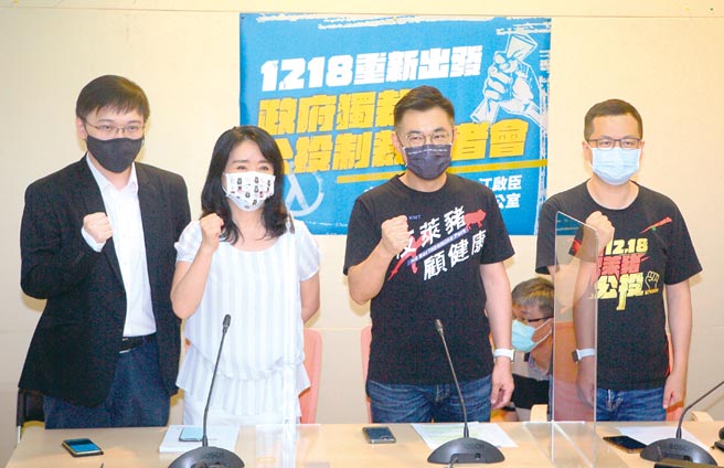 国民党主席江启臣（右二）27日以「还我公投」公投案领衔人身分与重启核四公投领衔人黄士修（左一）、立委李贵敏（左二）、台北市议员罗智强（右一）召开记者会，江宣布，28日起重启国民党反莱猪两公投宣传，12月的18日4项公投将是对民进党政府的选票革命，呼吁全民对民进党政府投不信任票。（张铠乙摄）