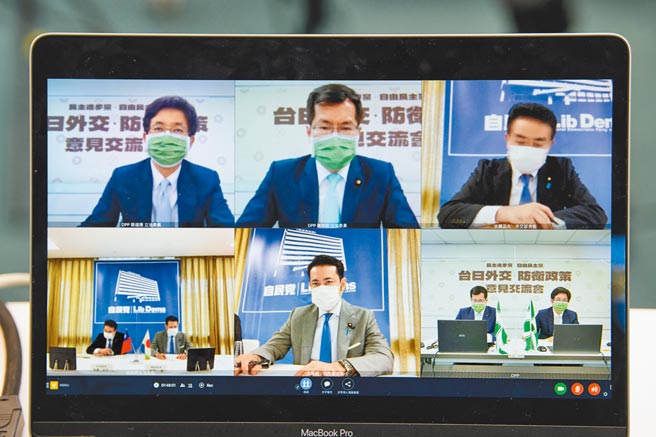 民进党27日上午与日本自民党举行「外交．防卫政策意见交流会」，民进党由立委罗致政及蔡适应代表，自民党由佐藤正久参议员及大冢拓眾议员代表。（民进党提供）