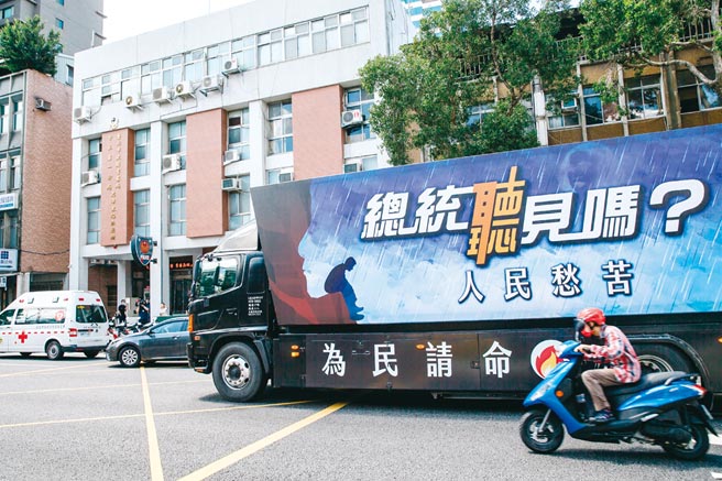 國民黨台北市議員羅智強為宣傳12月18日的反萊豬公投，發動「公投變形金剛」宣傳車(見圖)環島，卻遭民進黨發言人謝佩芬指是「防疫破口」，羅27日在媒體人趙少康陪同下，前往忠孝東路派出所「自首」，羅表示，他的「變型金剛」只放廣播，加司機一共3人，如果有罪，那他要一併檢舉蔡英文的總統座車，因為蔡的車也是趴趴走，人還比他多1個。(郭吉銓攝)